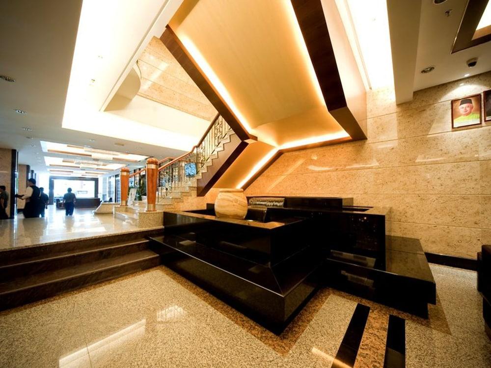 Imperial Palace Hotel 4*